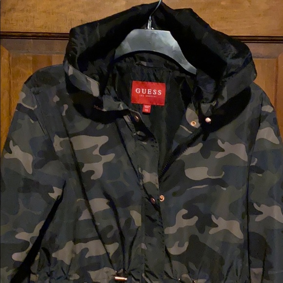 Guess windbreaker/ rain jacket - Picture 2 of 6